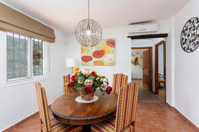 Open-plan living room with sofa, dining area, kitchen, ornamental fireplace, A/C, WiFi internet, and satellite TV . - Villa Tinao . (Fotogalerie) }}