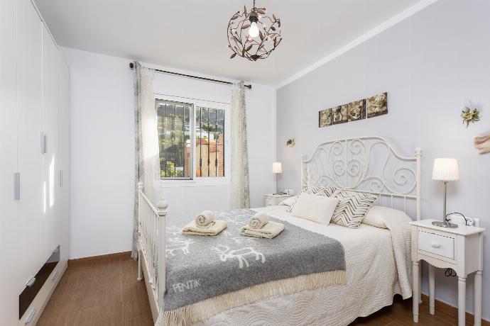 Double bedroom with en suite bathroom and A/C . - Villa Tinao . (Photo Gallery) }}