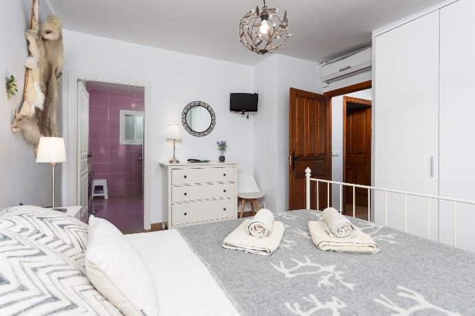 Double bedroom with en suite bathroom and A/C . - Villa Tinao . (Galleria fotografica) }}