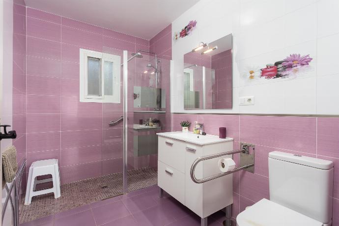 En suite bathroom with shower . - Villa Tinao . (Fotogalerie) }}