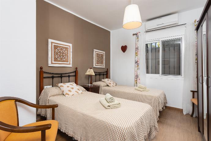 Twin bedroom with A/C . - Villa Tinao . (Photo Gallery) }}
