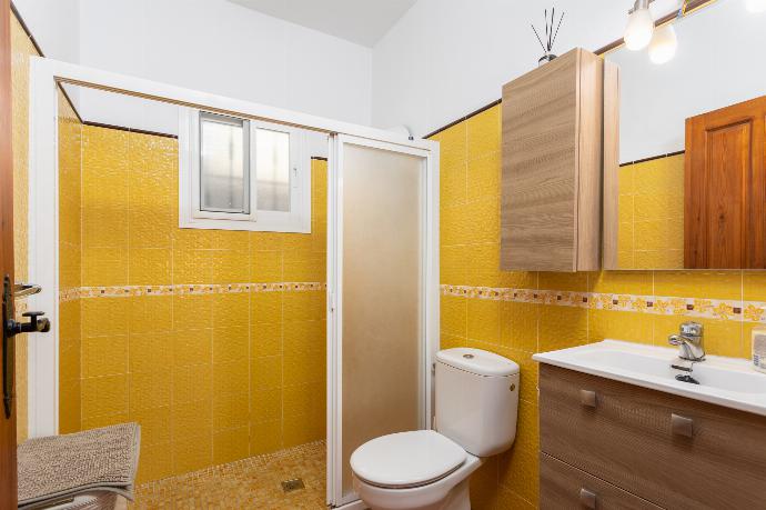 Family bathroom with shower . - Villa Tinao . (Galerie de photos) }}