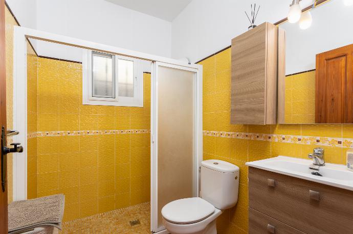 Family bathroom with shower . - Villa Tinao . (Galería de imágenes) }}