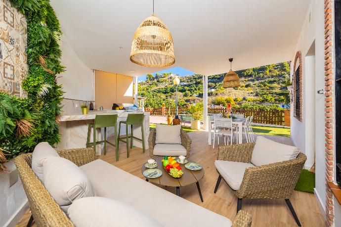 Sheltered terrace area . - Villa Tinao . (Photo Gallery) }}