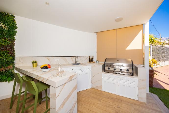 Sheltered terrace area . - Villa Tinao . (Photo Gallery) }}