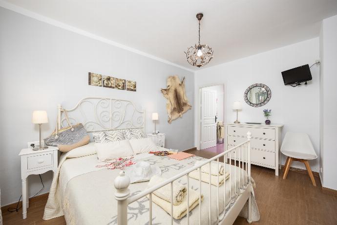 Double bedroom with en suite bathroom and A/C . - Villa Tinao . (Photo Gallery) }}