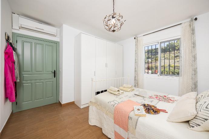 Double bedroom with en suite bathroom and A/C . - Villa Tinao . (Photo Gallery) }}