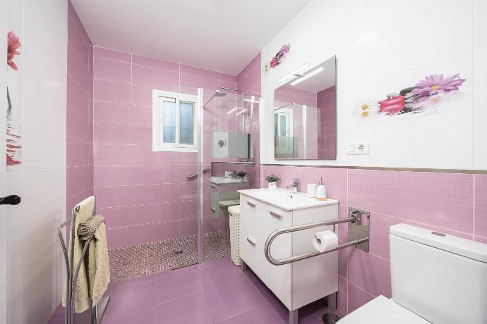 En suite bathroom with shower . - Villa Tinao . (Photo Gallery) }}