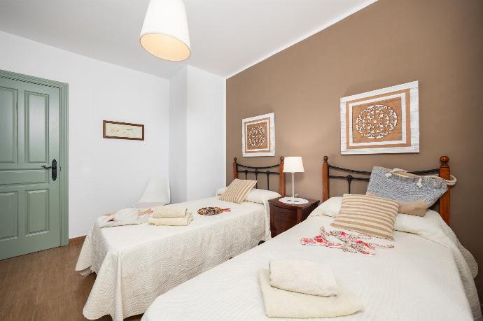 Twin bedroom with A/C . - Villa Tinao . (Photo Gallery) }}