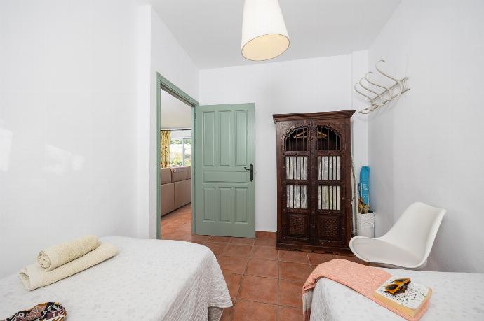 Twin bedroom with A/C . - Villa Tinao . (Photo Gallery) }}