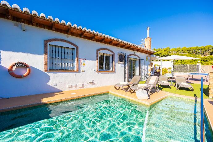 Beautiful villa with private pool and terrace . - Villa Tinao . (Photo Gallery) }}