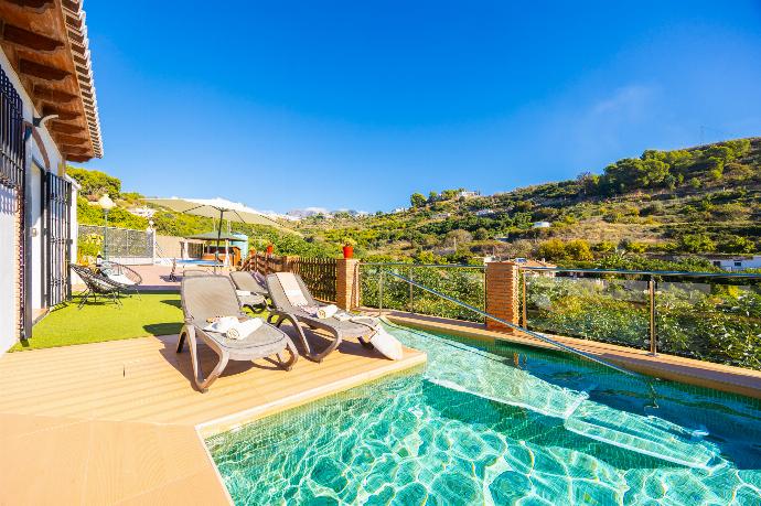 Private pool and terrace . - Villa Tinao . (Photo Gallery) }}