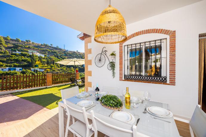 Sheltered terrace area . - Villa Tinao . (Photo Gallery) }}