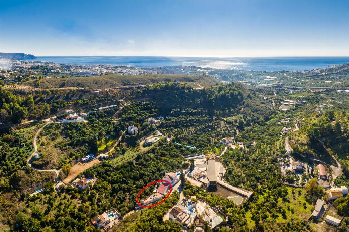 Aerial view showing location of villa . - Villa Tinao . (Photo Gallery) }}