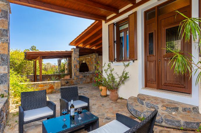 Sheltered terrace area . - Villa Elounda Plaka . (Photo Gallery) }}