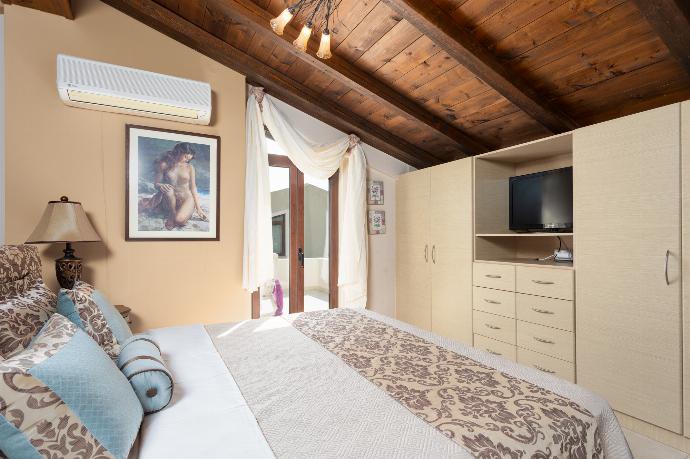 Double bedroom on mezzanine with en suite bathroom and A/C . - Villa Elounda Plaka . (Photo Gallery) }}