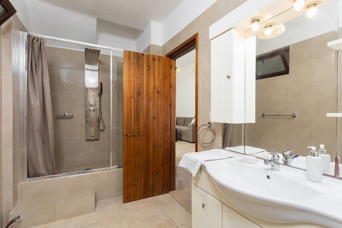 Family bathroom with bath and shower . - Villa Elounda Plaka . (Photo Gallery) }}