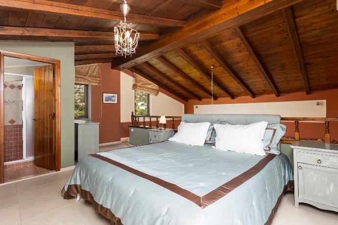 Double bedroom with en suite bathroom and A/C . - Villa Elounda Blue . (Photo Gallery) }}