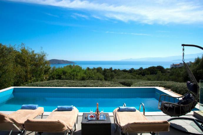 Private pool . - Villa Glan Y Mor . (Photo Gallery) }}