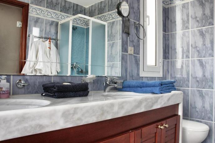 En suite bathroom with shower . - Villa Glan Y Mor . (Photo Gallery) }}