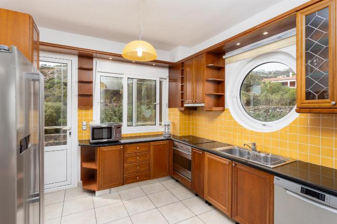 Equipped kitchen . - Villa Glan Y Mor . (Photo Gallery) }}