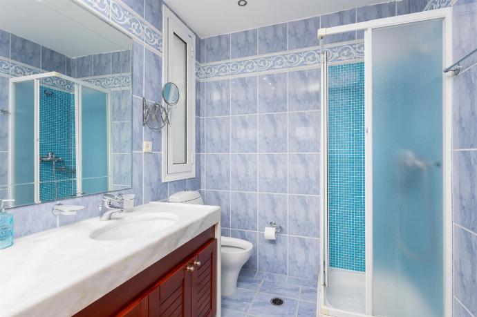En suite bathroom with bath and shower . - Villa Glan Y Mor . (Photo Gallery) }}