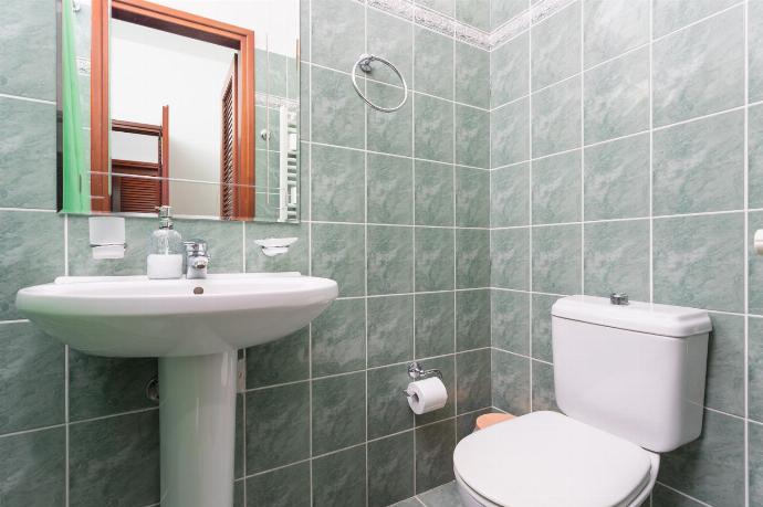 Family bathroom with shower . - Villa Glan Y Mor . (Photo Gallery) }}