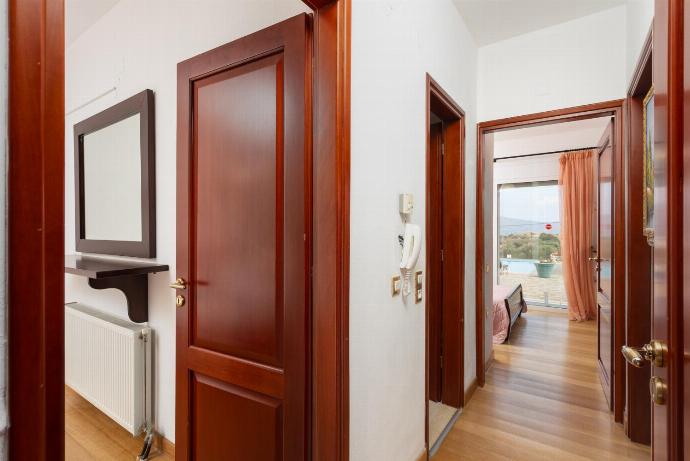 Hallway . - Villa Glan Y Mor . (Photo Gallery) }}