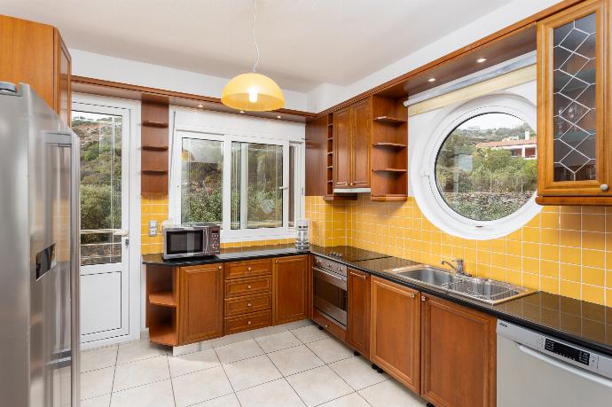 Equipped kitchen . - Villa Glan Y Mor . (Photo Gallery) }}