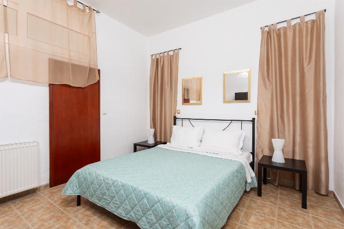 Double bedroom with A/C . - Villa Glan Y Mor . (Photo Gallery) }}