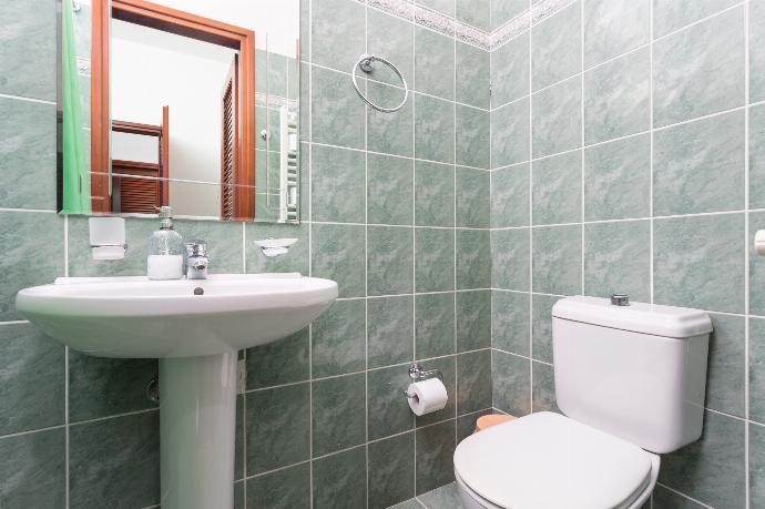 Family bathroom with shower . - Villa Glan Y Mor . (Photo Gallery) }}