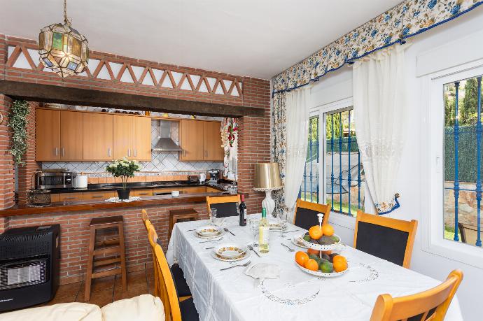 Open-plan living room with sofas, dining area, kitchen, ornamental fireplace, A/C, WiFi internet, and satellite TV . - Casablanca . (Photo Gallery) }}