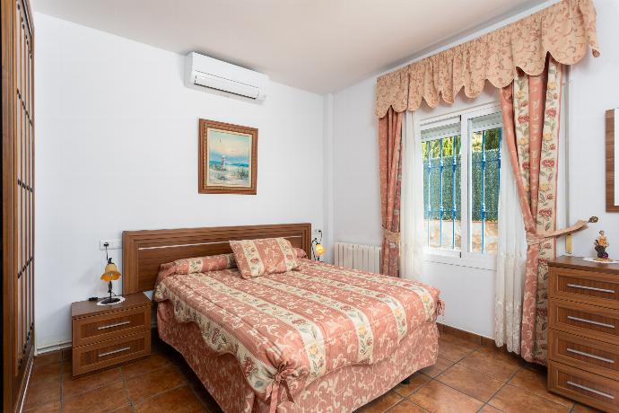 Double bedroom with en suite bathroom and A/C . - Casablanca . (Photo Gallery) }}