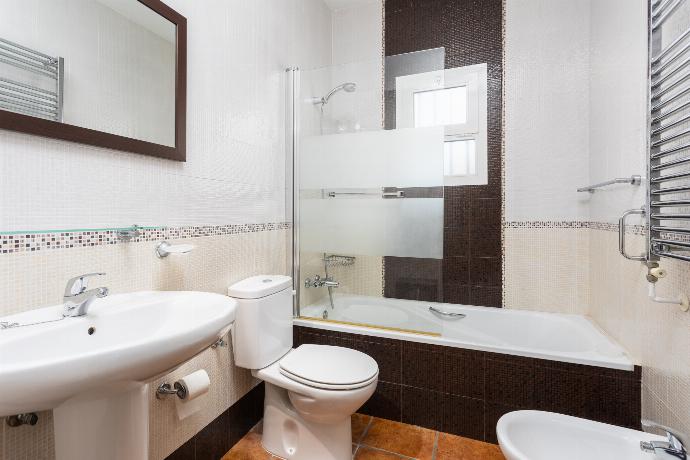 En suite bathroom with bath and shower . - Casablanca . (Photo Gallery) }}