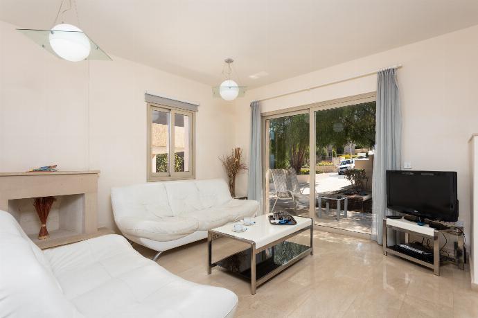 Open-plan living room with sofas, dining area, kitchen, ornamental fireplace, A/C, WiFi internet, and satellite TV . - Villa Panorama Tessera . (Photo Gallery) }}