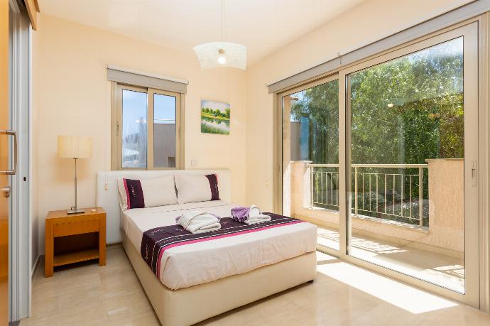 Double bedroom with en suite bathroom and A/C . - Villa Panorama Tessera . (Photo Gallery) }}