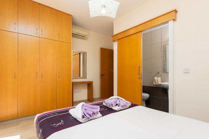 Double bedroom with en suite bathroom and A/C . - Villa Panorama Tessera . (Photo Gallery) }}
