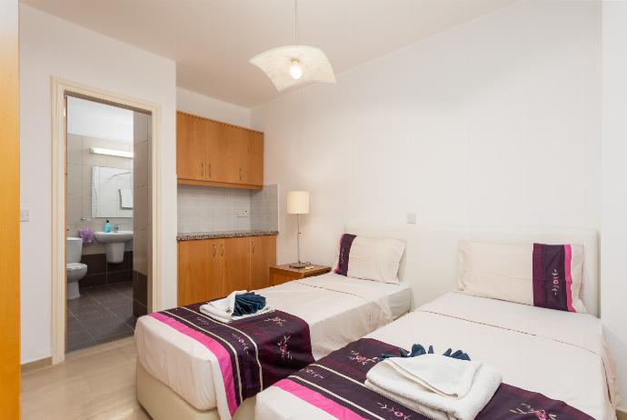 Twin bedroom with en suite bathroom and A/C . - Villa Panorama Tessera . (Photo Gallery) }}