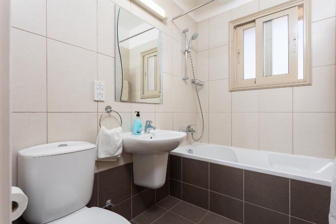 Family bathroom with bath and shower . - Villa Panorama Tessera . (Photo Gallery) }}