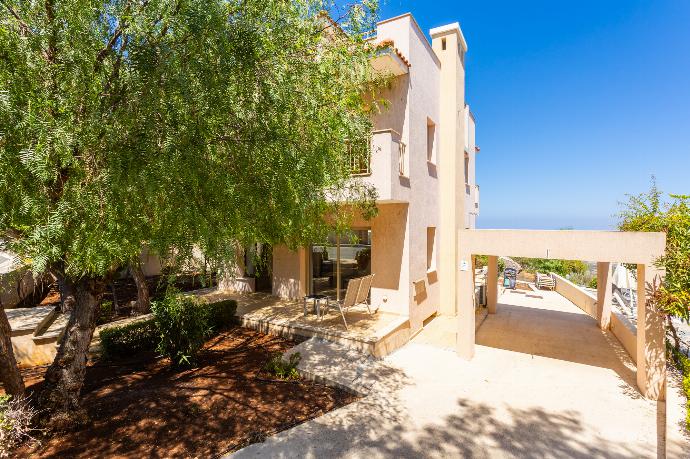 Private parking area . - Villa Panorama Tessera . (Photo Gallery) }}