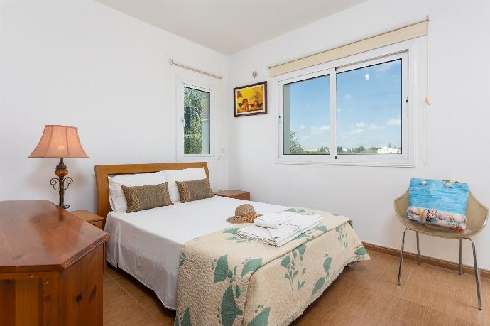 Double bedroom with en suite bathroom and A/C . - Villa Kalliopi . (Photo Gallery) }}