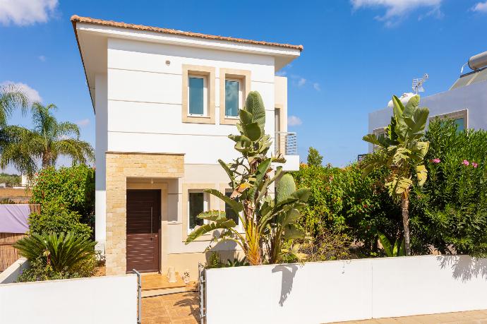 Entrance to villa . - Villa Kalliopi . (Photo Gallery) }}