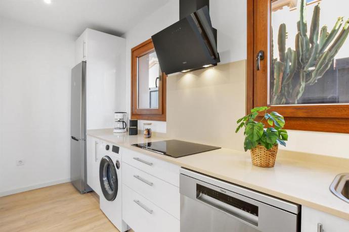 Equipped kitchen . - Villa Mariposas Caleta . (Fotogalerie) }}