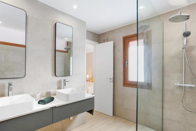 En suite bathroom with shower . - Villa Mariposas Caleta . (Fotogalerie) }}