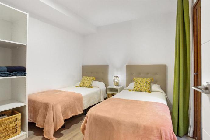 Twin bedroom with A/C . - Villa Mariposas Caleta . (Galerie de photos) }}