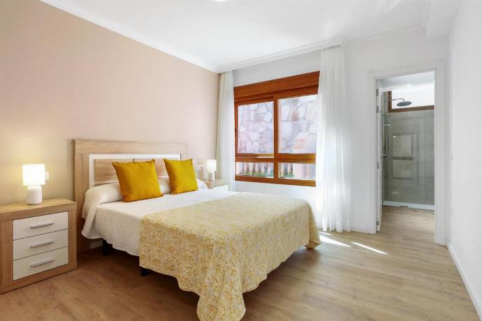 Double bedroom with A/C and en suite bathroom . - Villa Mariposas Caleta . (Galería de imágenes) }}