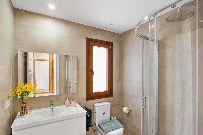 Family bathroom with shower . - Villa Mariposas Caleta . (Galleria fotografica) }}