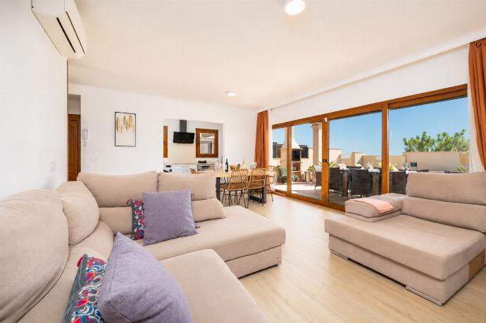 Open-plan living room with sofa, dining area, kitchen, A/C, WiFi internet, and satellite TV . - Villa Mariposas Caleta . (Γκαλερί Φωτογραφιών) }}