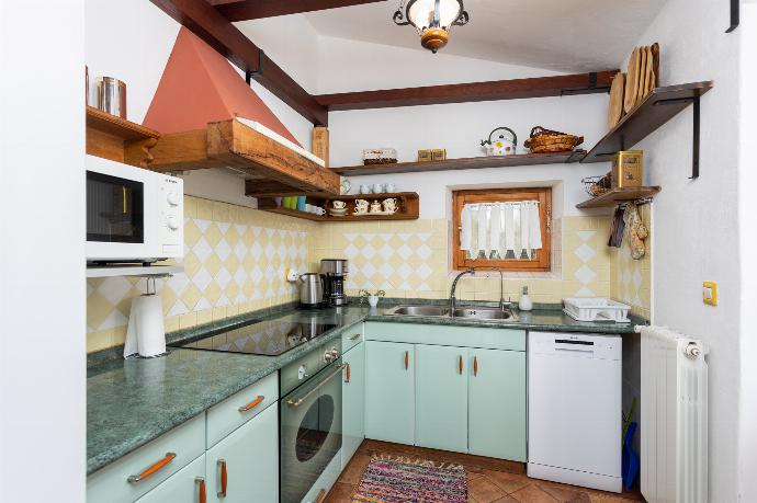 Equipped kitchen on ground floor . - Villa Di Vino . (Photo Gallery) }}