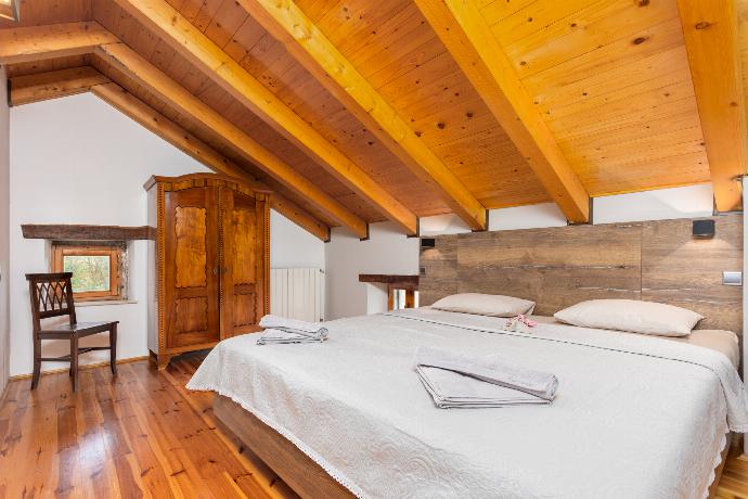 Double bedroom on second floor with A/C . - Villa Di Vino . (Photo Gallery) }}